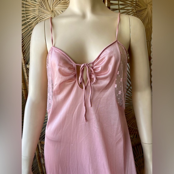 Vintage 70s Pink Nightgown with Sheer Floral Lace and Keyhole The Fashion Place - Picture 5 of 14